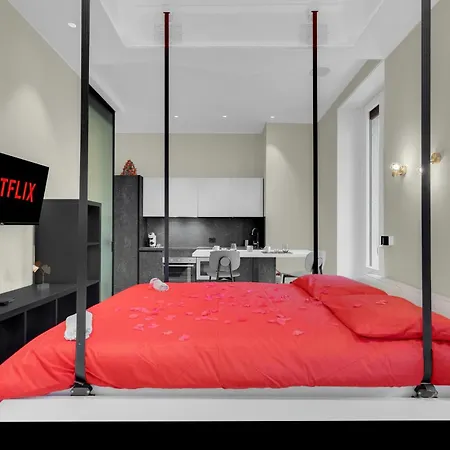 Apartment Is In The Air - Suspended Bed & Bath Hub Mailand