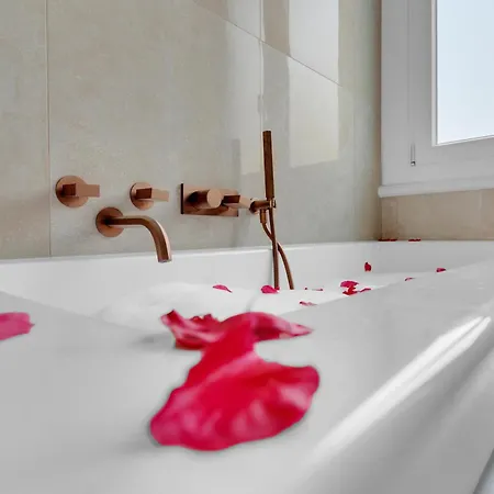 Is In The Air - Suspended Bed & Bath Hub Apartmán *