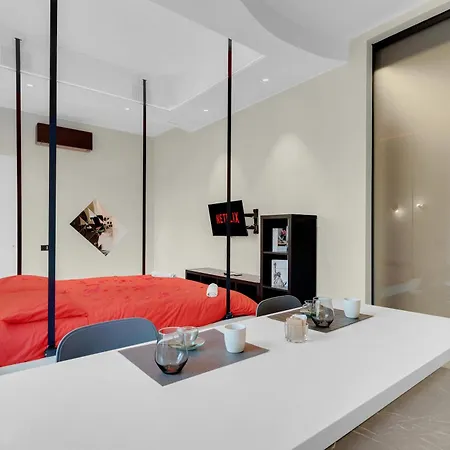 Is In The Air - Suspended Bed & Bath Hub Apartment Mailand